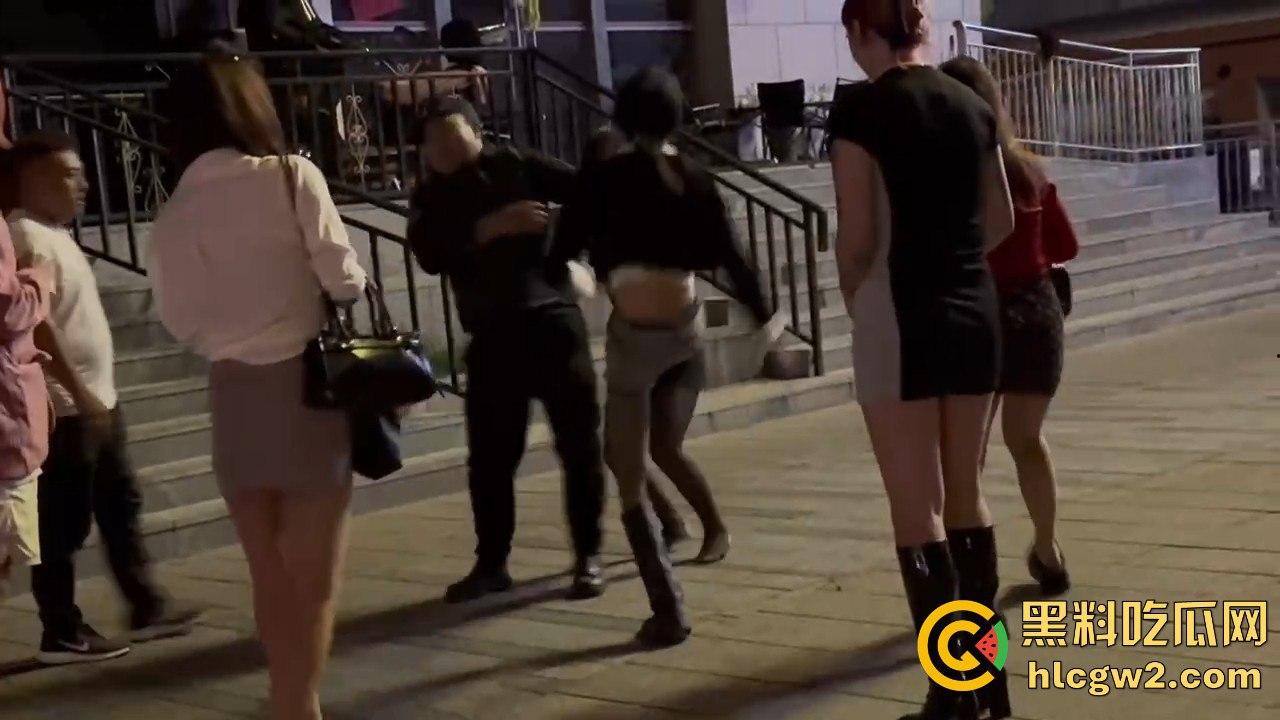 精神小妹怒怼TS小姐姐 黑丝猛女爆发干架场面失控!保安连拉都拉不住,绝对劲爆现场!-9