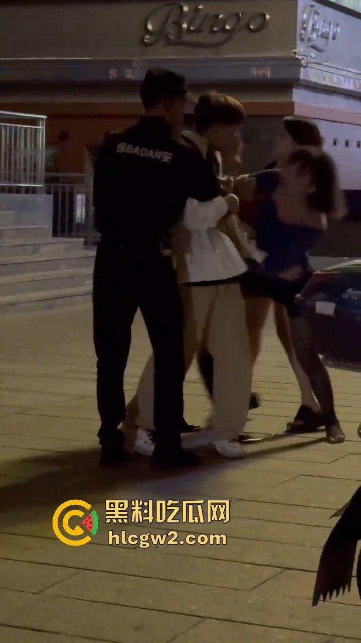精神小妹怒怼TS小姐姐 黑丝猛女爆发干架场面失控!保安连拉都拉不住,绝对劲爆现场!-13