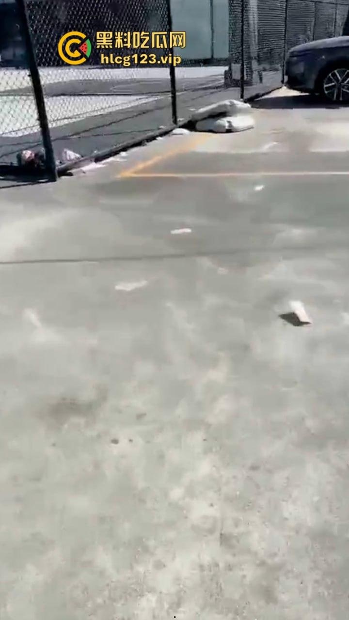 天降人民币！河北黄骅小孩哥在父母双亡后精神出现问题 竟然高空扔钱！-8