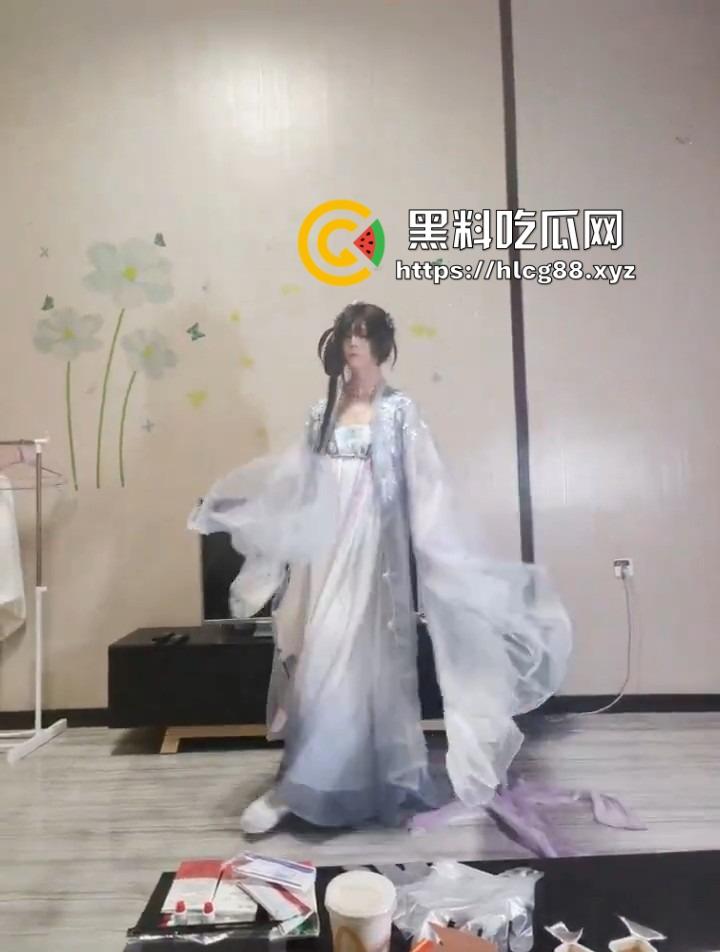 有个男娘朋友是啥体验?想撸就让他穿汉服跳骚舞,鸟露出来给你助兴,一边扭一边撸!-3