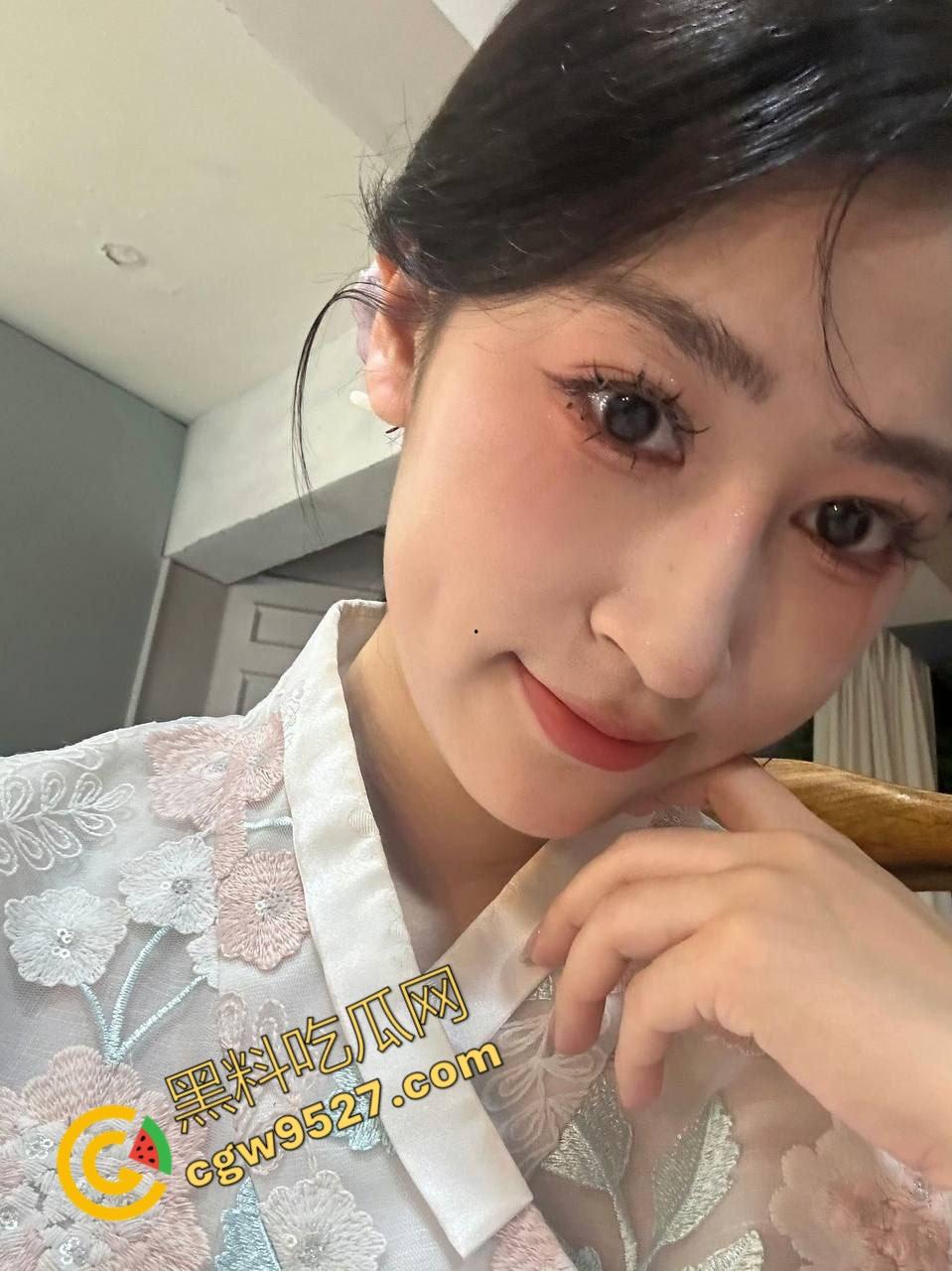 富二代酒店开淫乱轰趴专操别人女友！杭州浙商银行周雪瑶出轨被调成母狗供多人享乐，现场画面堪比AV大片-1