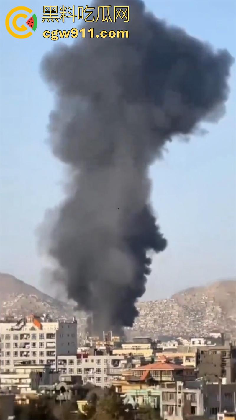阿富汗首都喀布尔突发爆炸,现场浓烟滚滚,临时政府称系油罐车爆炸起火,居民表示当天至少发生3起爆炸!-7