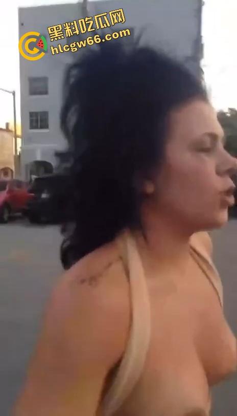 美国骚妹街头撕逼真空短裙被掀飞,奶子白虎逼全露出,劝架前先给逼来个特写!-10