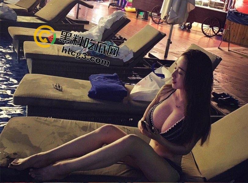 推特极品反差空姐女神『小雨是个大奶骚空姐』下飞机就主动变成金主母狗！无套爆操丝滑美腿！-2