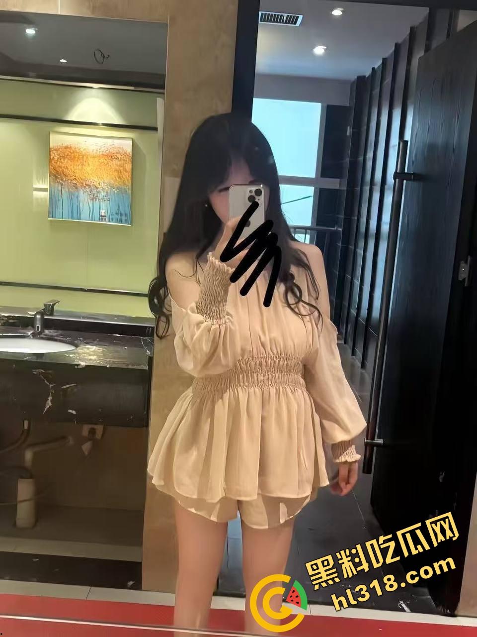 舔狗舔逼舔出大海，妹子正安静看书，下面一只舔狗正忙着库库舔逼，咸骚的味道都快飘出阅览室了！-6