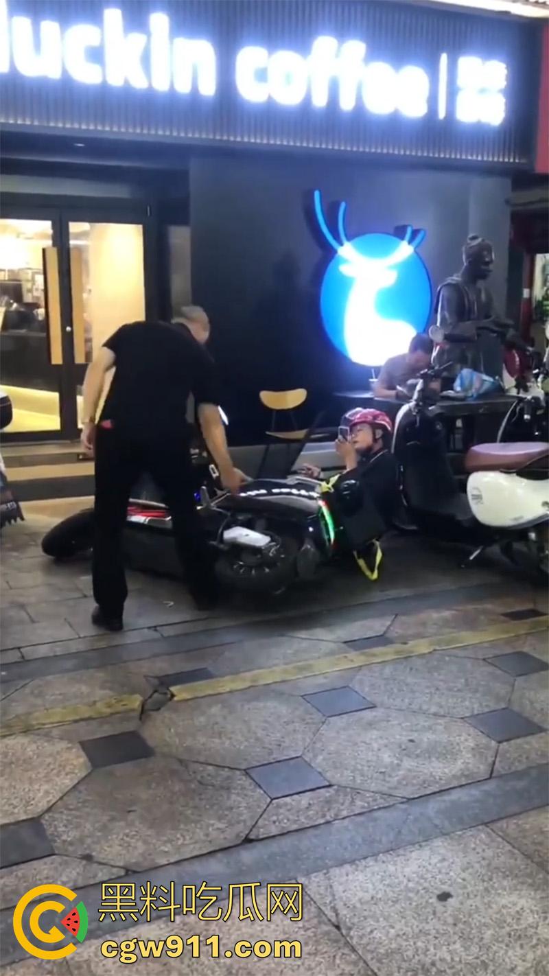 广西柳州瑞幸咖啡又火了,店主爆揍外卖小哥,站长出面后施暴者竟影帝上身,躺地上装死!-1