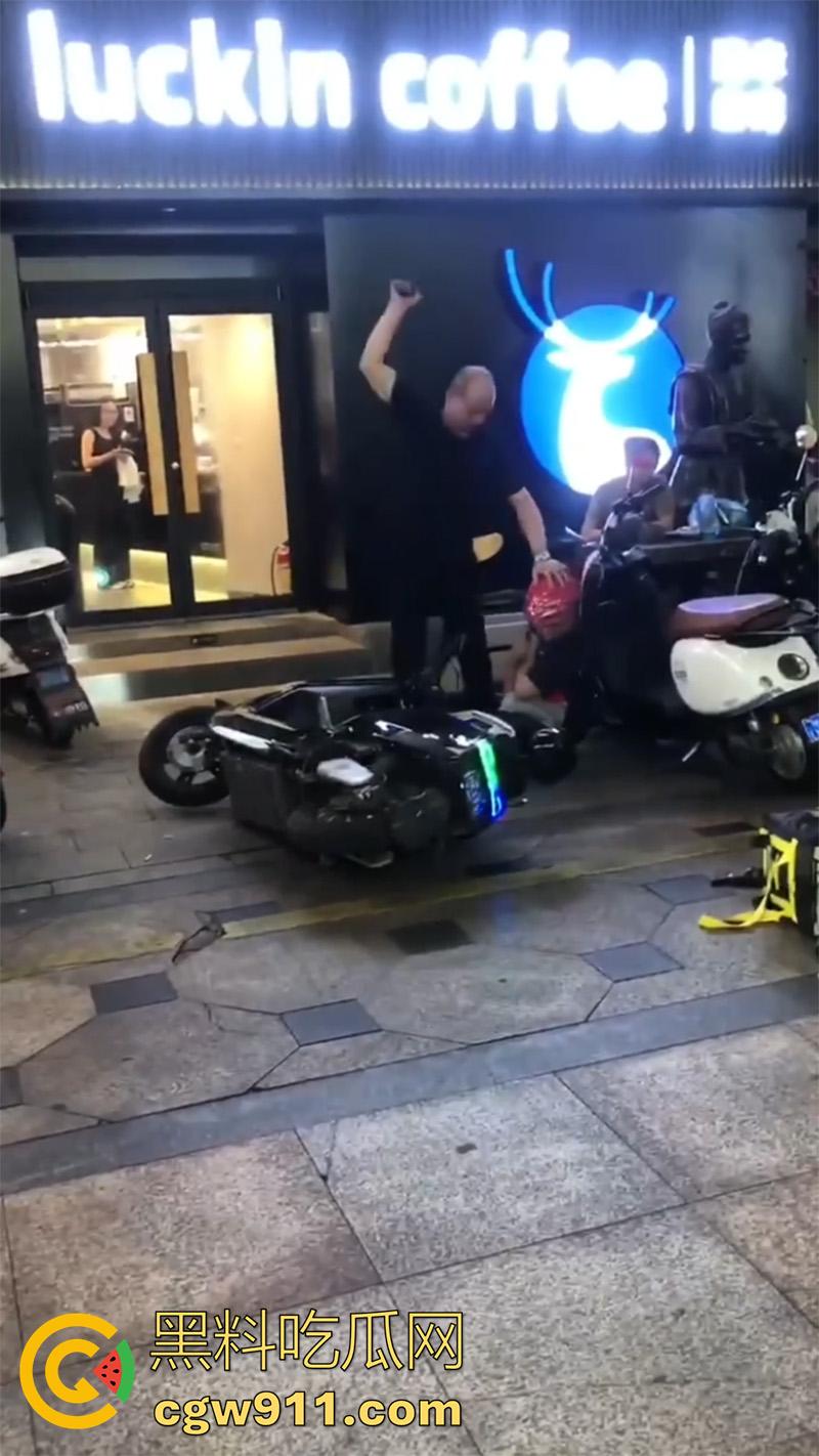 广西柳州瑞幸咖啡又火了,店主爆揍外卖小哥,站长出面后施暴者竟影帝上身,躺地上装死!-2