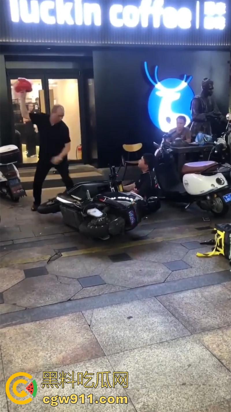 广西柳州瑞幸咖啡又火了,店主爆揍外卖小哥,站长出面后施暴者竟影帝上身,躺地上装死!-3