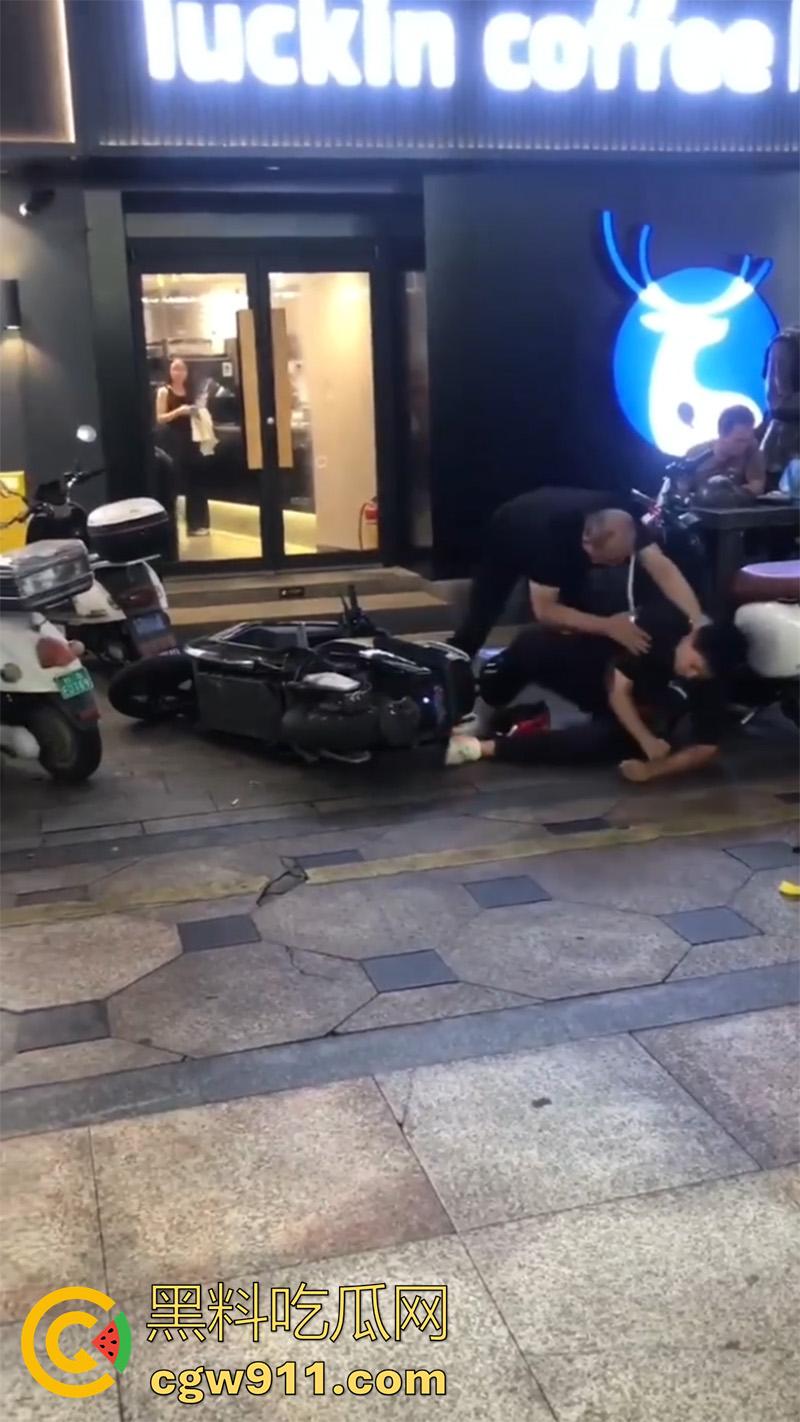 广西柳州瑞幸咖啡又火了,店主爆揍外卖小哥,站长出面后施暴者竟影帝上身,躺地上装死!-4