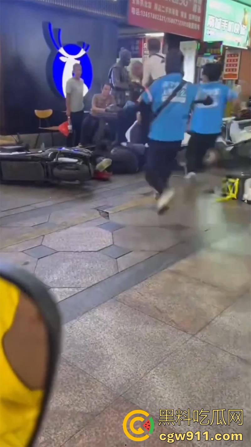 广西柳州瑞幸咖啡又火了,店主爆揍外卖小哥,站长出面后施暴者竟影帝上身,躺地上装死!-6