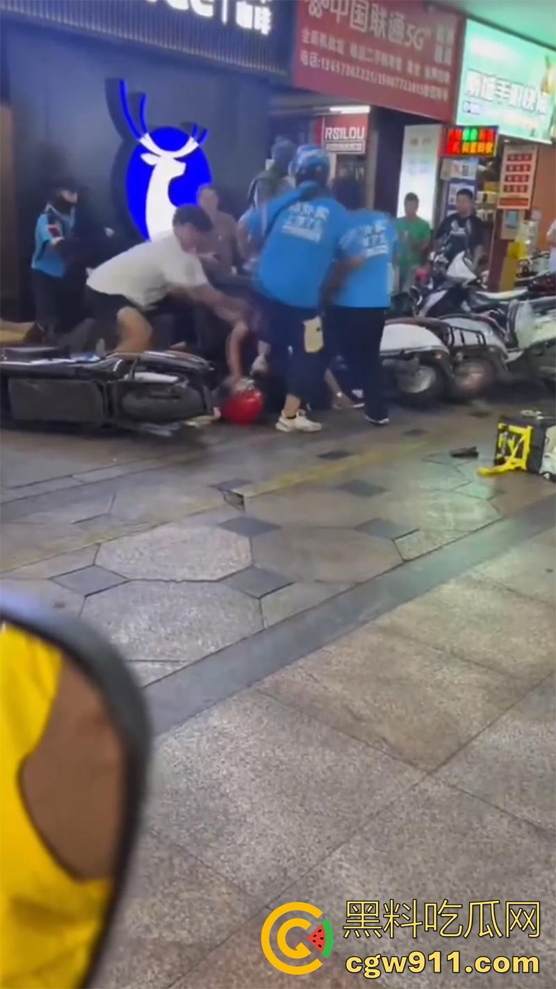 广西柳州瑞幸咖啡又火了,店主爆揍外卖小哥,站长出面后施暴者竟影帝上身,躺地上装死!-7