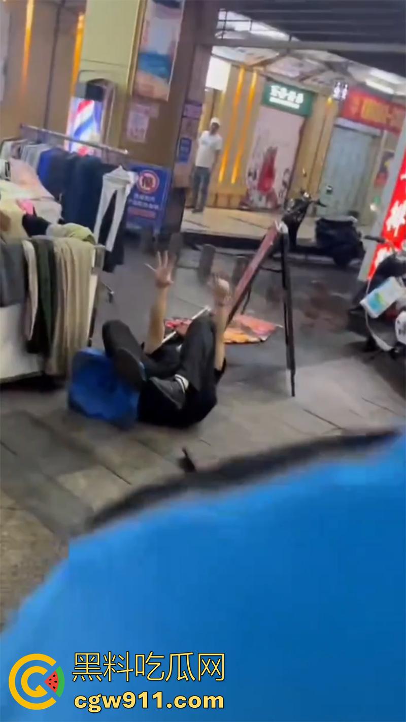 广西柳州瑞幸咖啡又火了,店主爆揍外卖小哥,站长出面后施暴者竟影帝上身,躺地上装死!-8