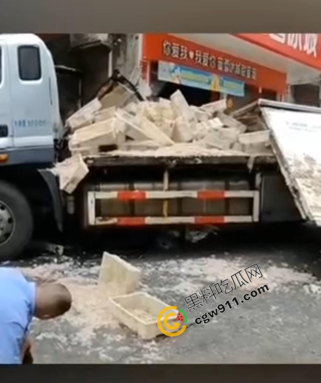 云南勐海惊现失控货车猛撞蜜雪冰城，司机身体严重内伤在地上哀嚎，现场惨烈不忍直视-4