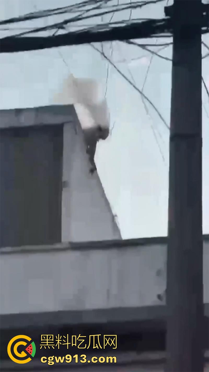 偷情人妻竟丢了命， 四川成都郫县一男子，偷情彩票站老板娘，老公突然回来只能躲在楼顶，竟被当场电死！-2