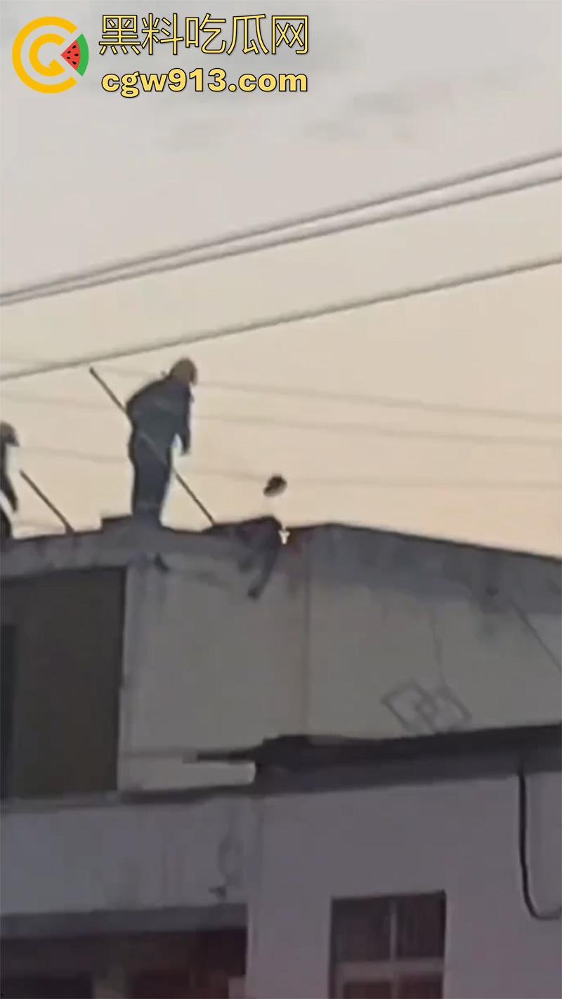 偷情人妻竟丢了命， 四川成都郫县一男子，偷情彩票站老板娘，老公突然回来只能躲在楼顶，竟被当场电死！-5