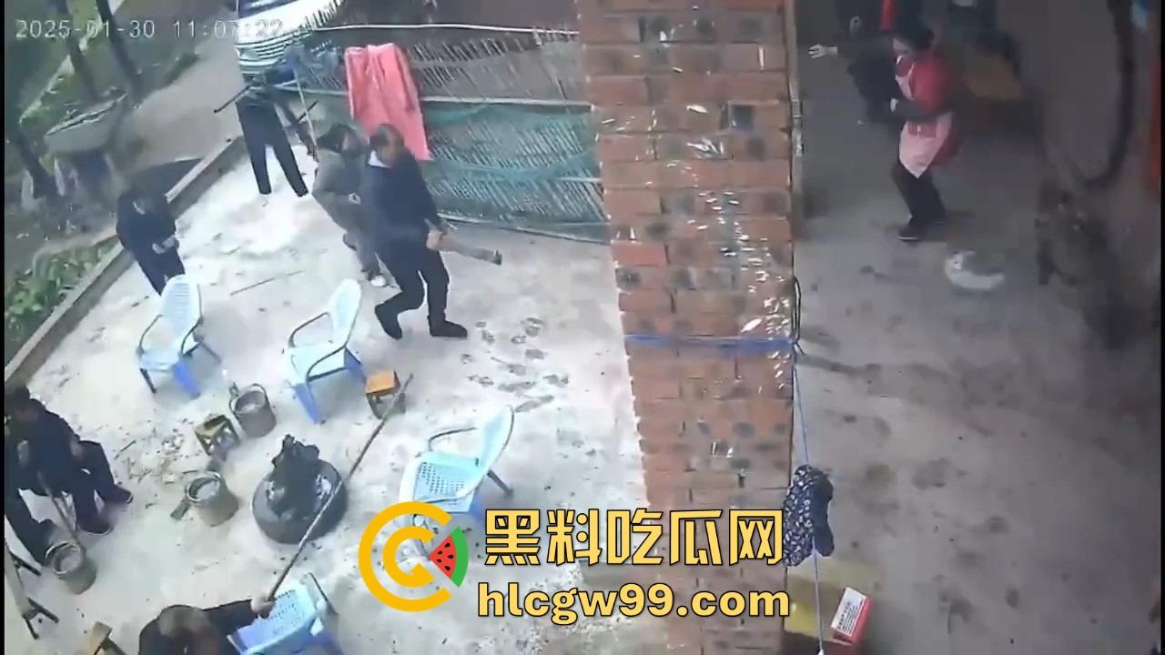 重庆狗子掉进粪坑惨变生化武器 出坑后全家总动员 结果反被狗狂追满院狂喷 粪味冲天！-8