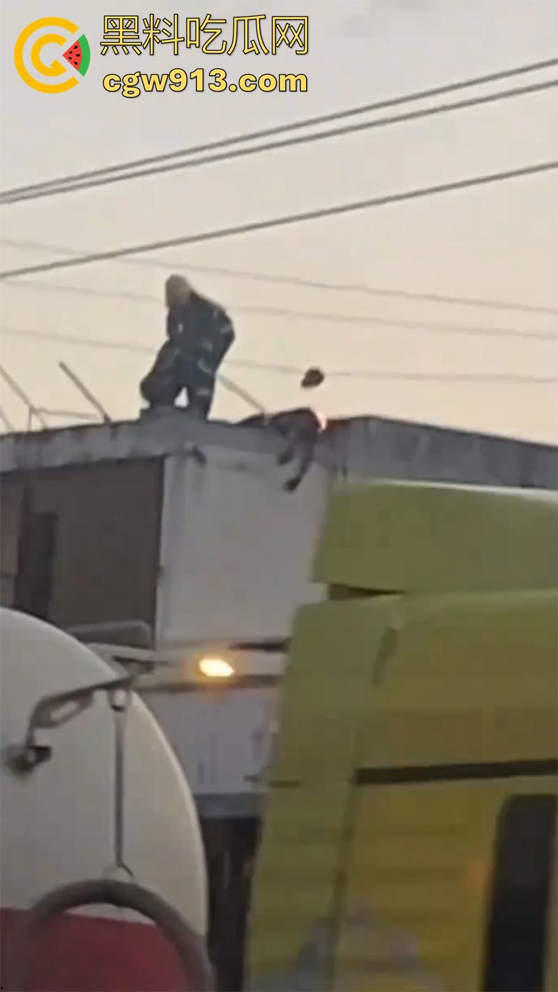 偷情人妻竟丢了命， 四川成都郫县一男子，偷情彩票站老板娘，老公突然回来只能躲在楼顶，竟被当场电死！-6