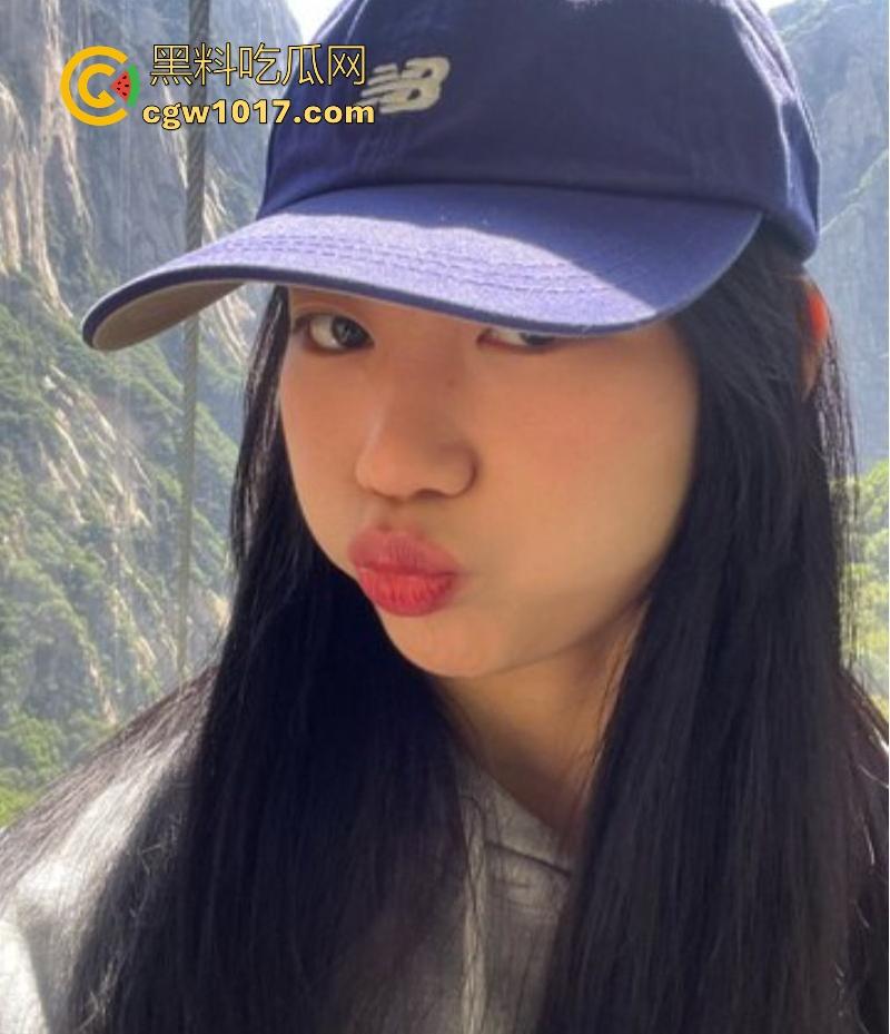 广州大学可爱学妹【李怡君】反差眼镜妹身穿诱惑女仆装，电动玩具猛桶紧致蜜穴，后入爆操颜射满面 ！-1