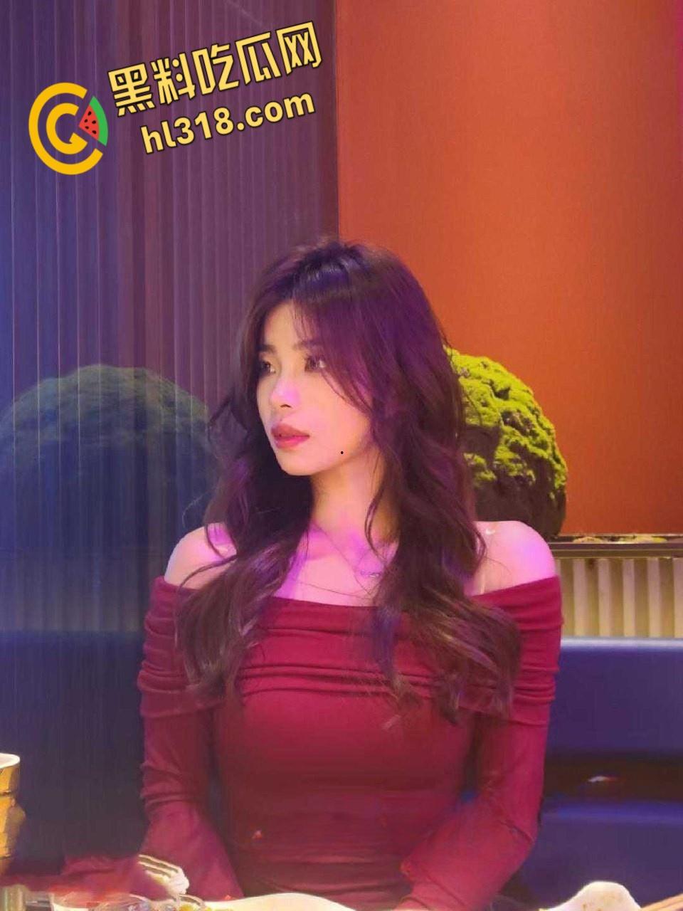 天津传媒学院校花【周怡瑄】,反差母狗爱穿黑丝,性感兔女郎跪在地上口交,劲爆身材简直就是完美炮架-1