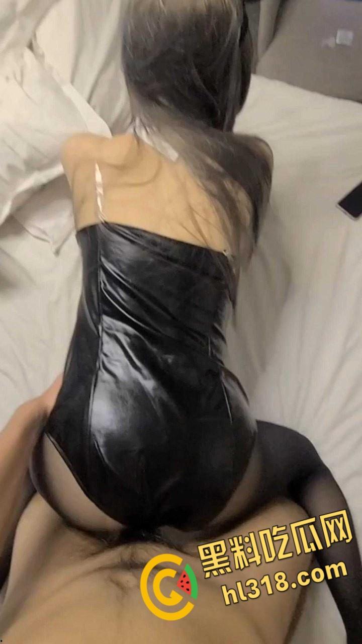 天津传媒学院校花【周怡瑄】,反差母狗爱穿黑丝,性感兔女郎跪在地上口交,劲爆身材简直就是完美炮架-7