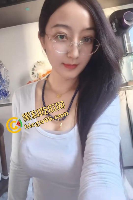 单位同事良家女『钱姬』白天开会女精英，晚上肉丝足交骚母狗，会议室直接跪地服务全活原地爆射！-3