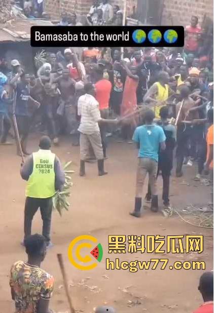 非洲部落割包皮 这也太生猛了吧 包皮一拉一刀下去直接割掉 这老哥全程面无表情!-1