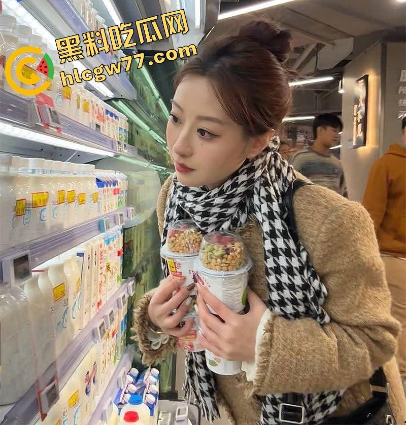 天津27岁反差母狗【任紫霄】被体育生男友曝光性爱视频！ 完美身材被疯狂打桩爆操 简直就是行走的炮架！-1