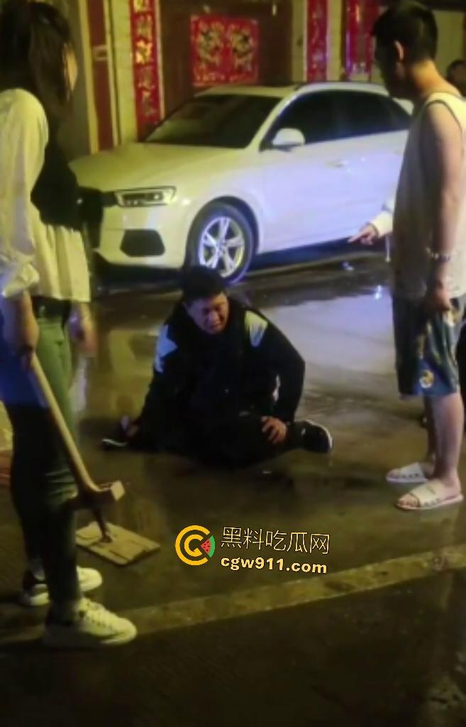 霸王嫖客惨遭技师姐妹花围殴！三四个辣妹抄扫把狂抽白嫖男，打得鼻青脸肿，欠钱不给还想摸奶？-8