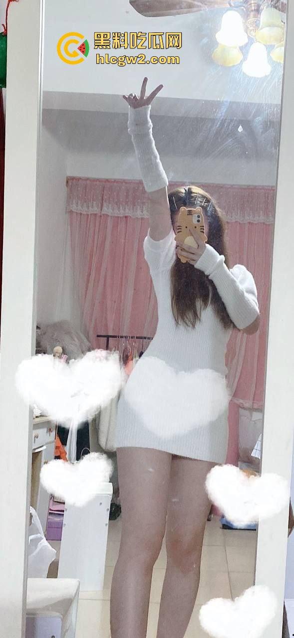 安徽骚气小妖精『唐悦心』 毛衣配肥臀腿又细又长，撅着出水得粉嫩鲍  肥臀一撅坐脸杀，男友直接沦陷！-5