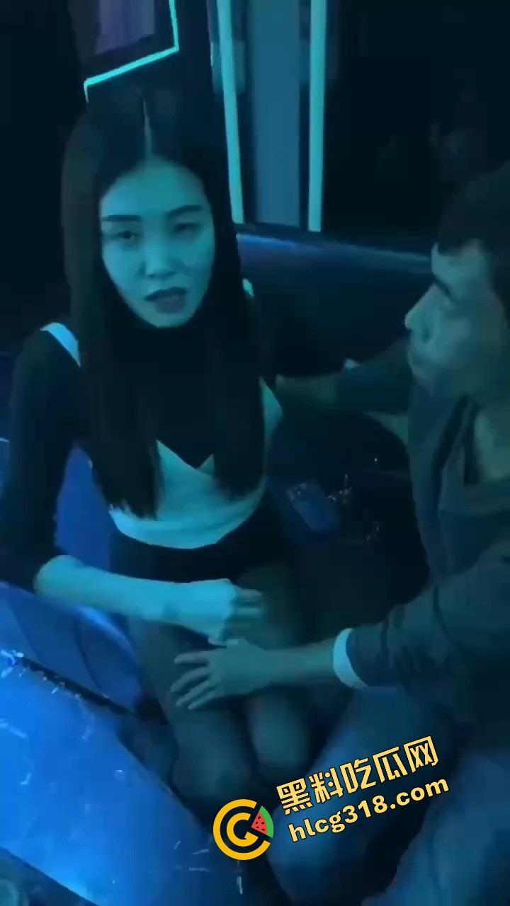 丽江夜店大爷站原地看骚舞看傻，大妈扯断胳膊都拉不走，大爷喊别拽，我马上射了！-5