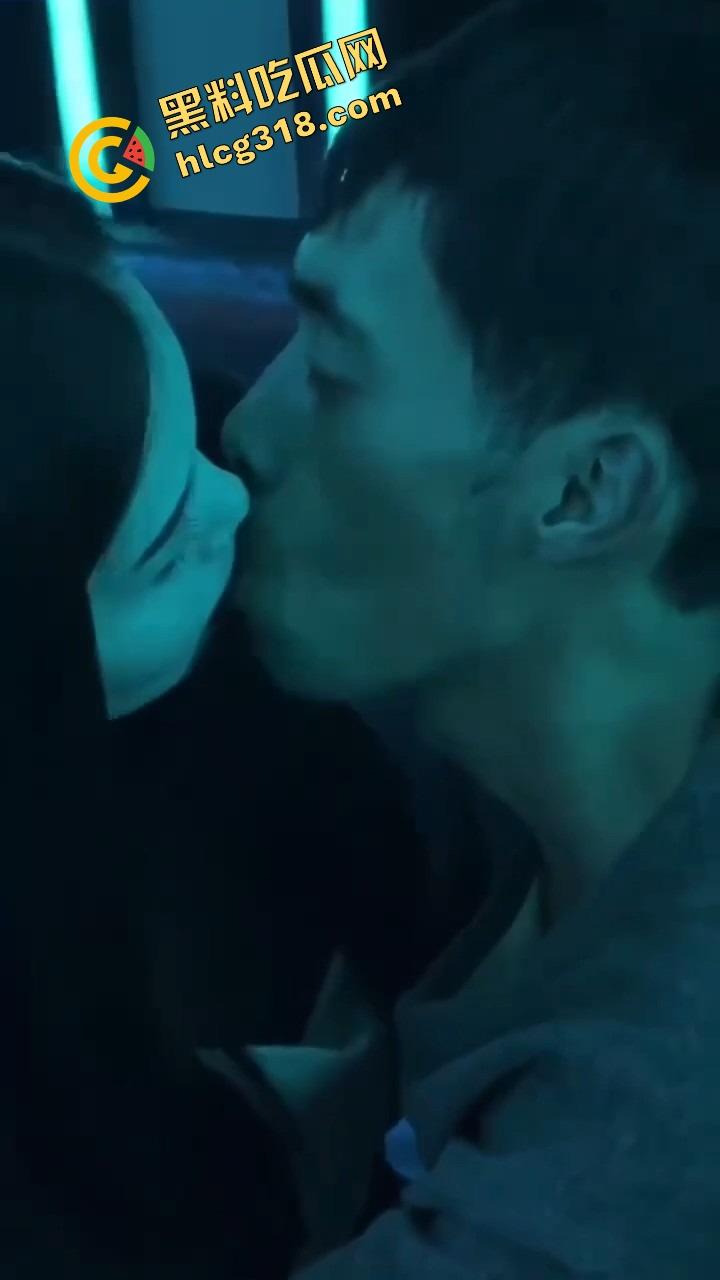 丽江夜店大爷站原地看骚舞看傻，大妈扯断胳膊都拉不走，大爷喊别拽，我马上射了！-8