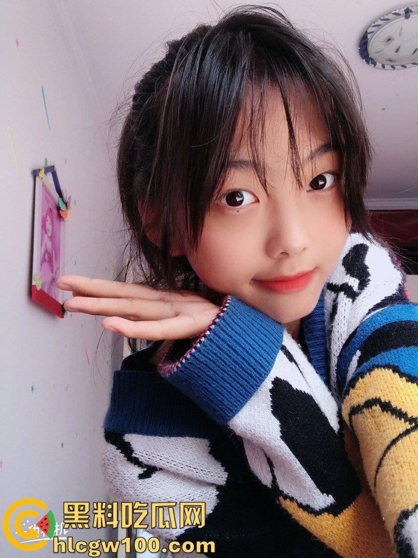 06年河北高三舞蹈系清纯嫩妹【戚畔】，黑丝一字马自慰跪地叫爸爸，揉胸自慰厕所喝尿-6