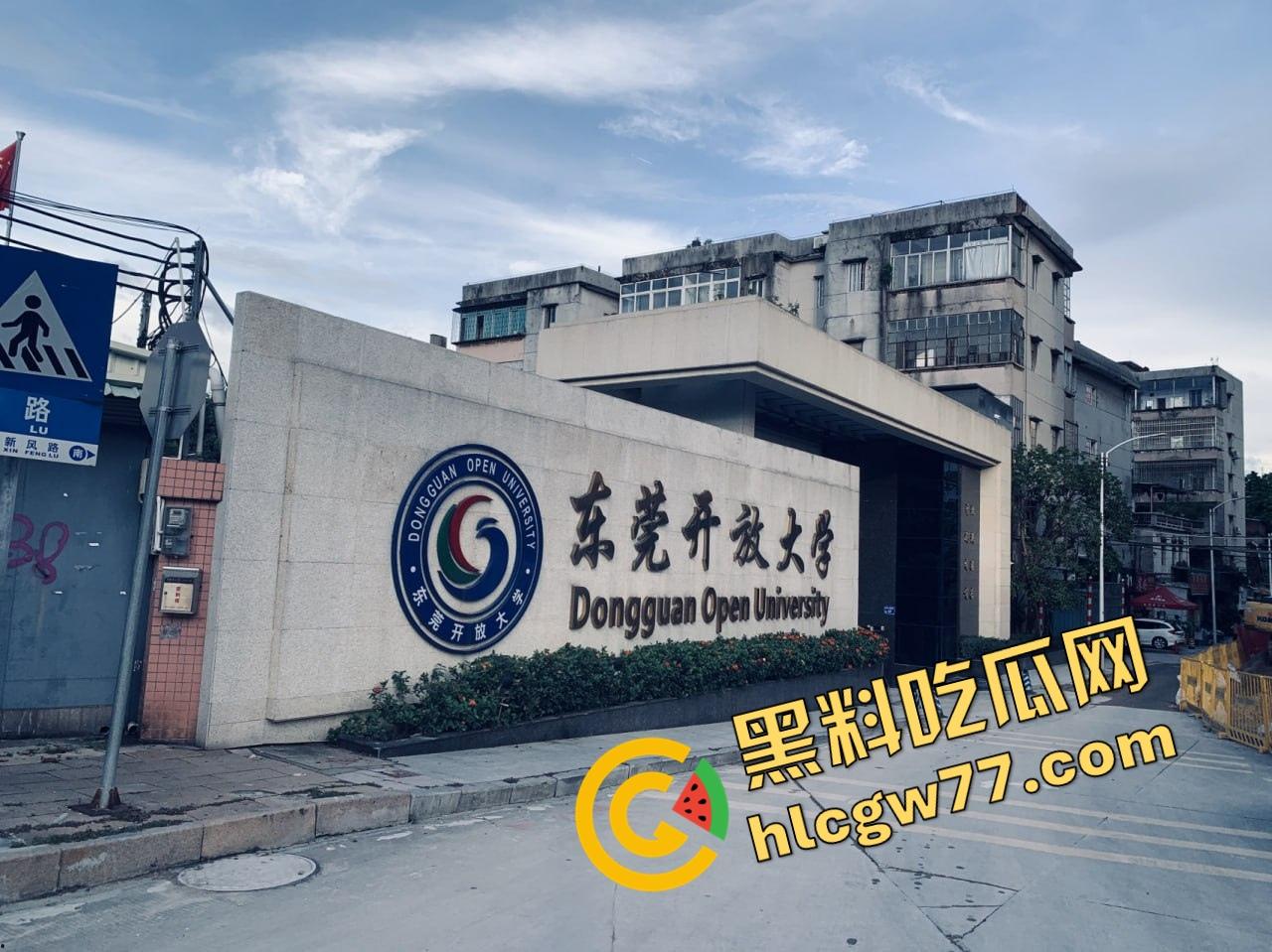 东莞开放大学食堂直接开干,女主餐桌下狂舔猛吞,吃上头当场骑脸开操,全程无视路人只顾自己摇摆!-1