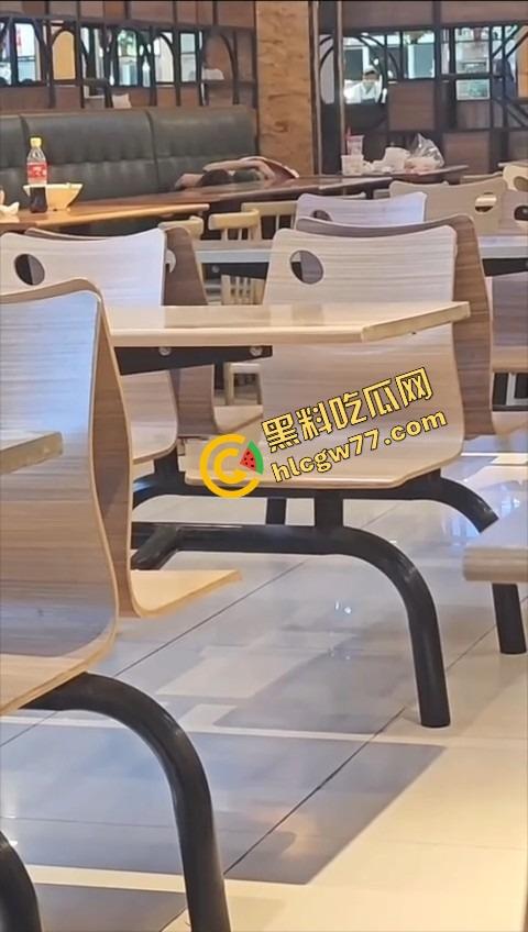 东莞开放大学食堂直接开干,女主餐桌下狂舔猛吞,吃上头当场骑脸开操,全程无视路人只顾自己摇摆!-3