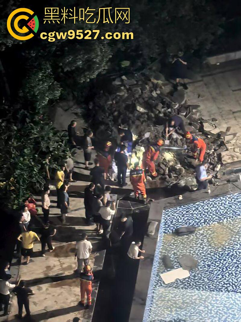 死神来了真实上演，广东清远一小孩，在泳池游泳被吸入下水道，消防员凿地救援，这也太可怕了！-8