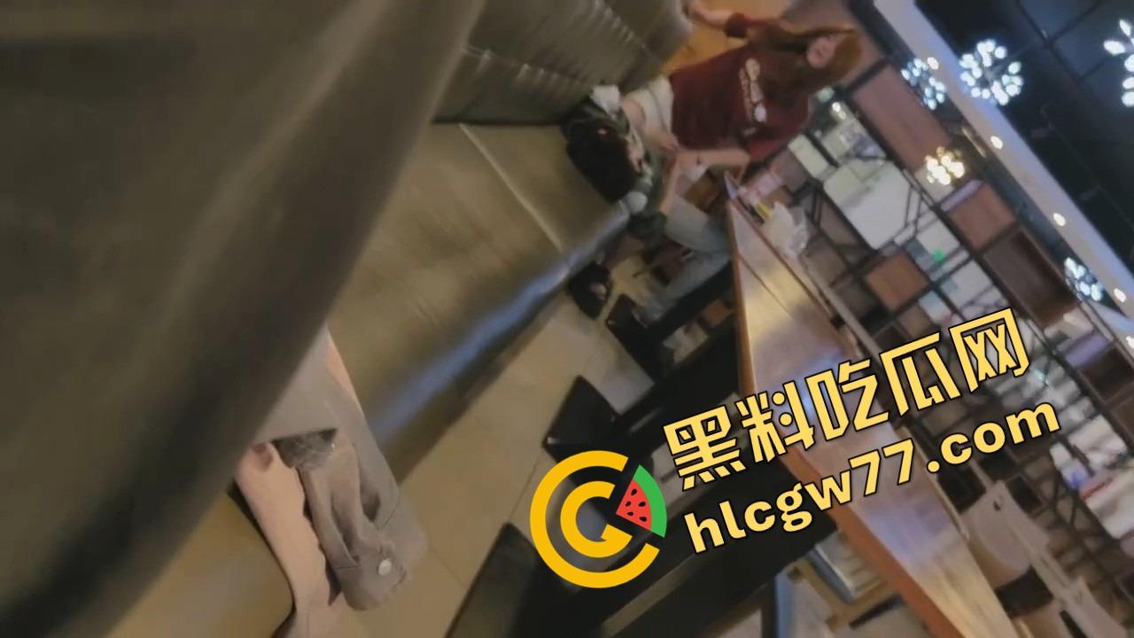 东莞开放大学食堂直接开干,女主餐桌下狂舔猛吞,吃上头当场骑脸开操,全程无视路人只顾自己摇摆!-11