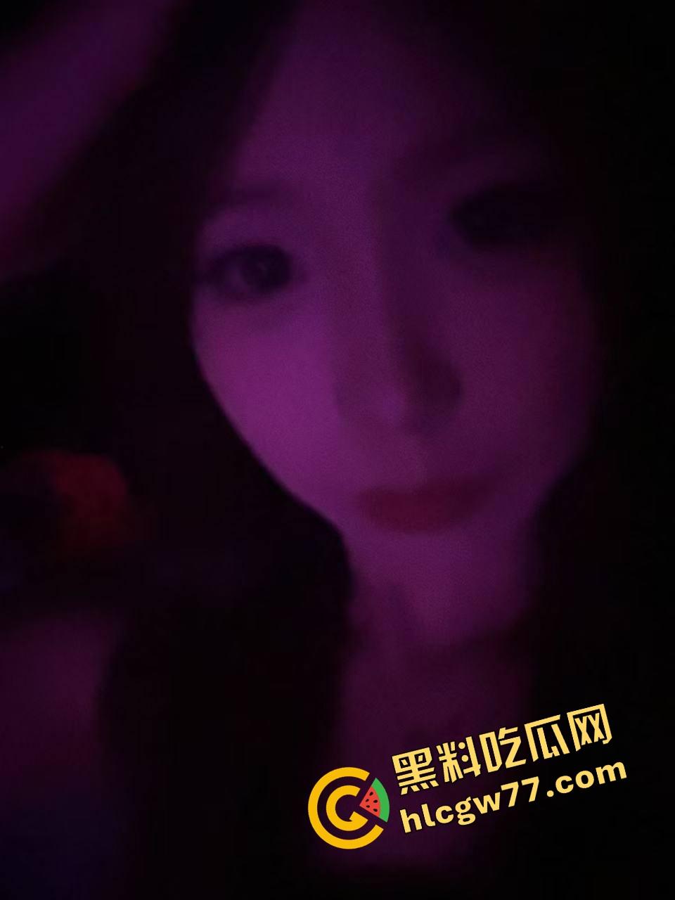 舔了半年公司女同事『周倩瑶』结果人家晚上骑着大屌浪到喷水,白天装清高晚上喂精!-1