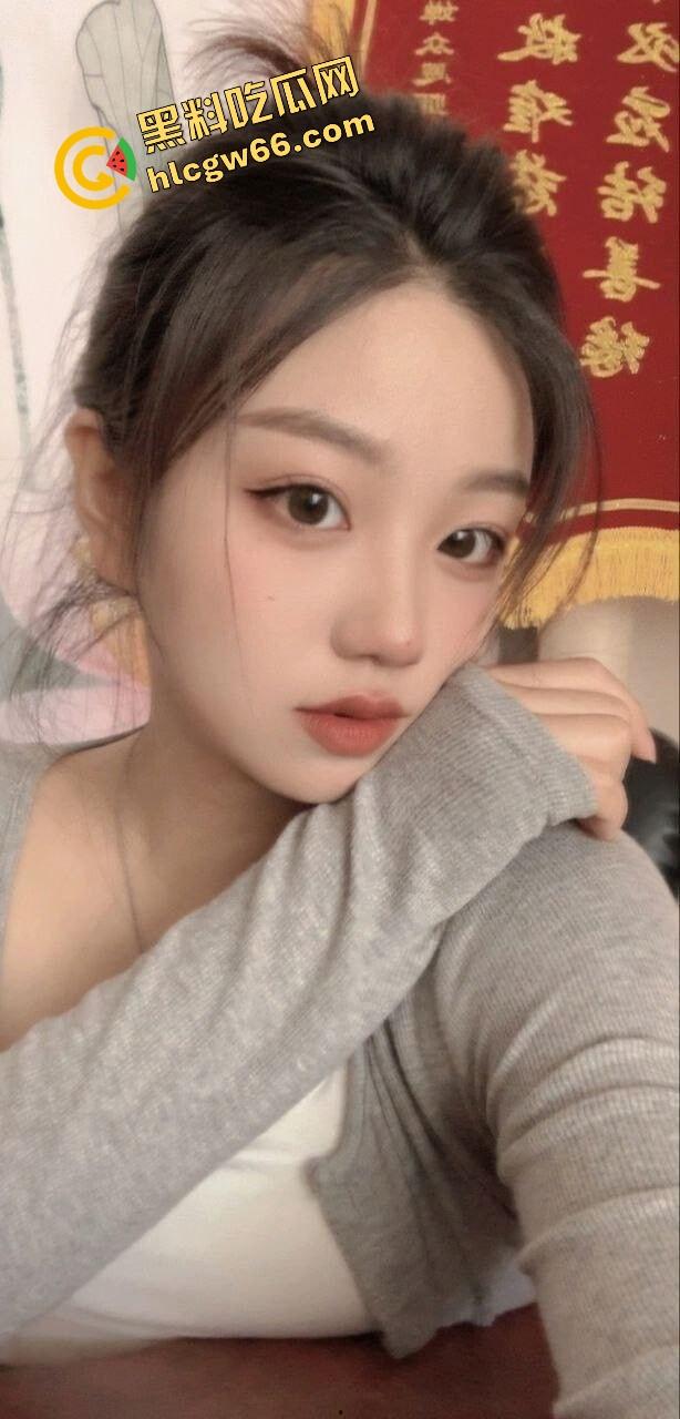 音乐老师嘴巴比喇叭还灵武汉【张小岚】楼道玩口爆,微信附近人撩到的骚货,25岁女老师夜里吞精爽出!-4