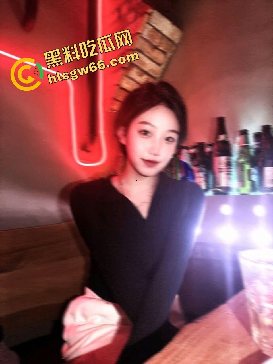 音乐老师嘴巴比喇叭还灵武汉【张小岚】楼道玩口爆,微信附近人撩到的骚货,25岁女老师夜里吞精爽出!-6