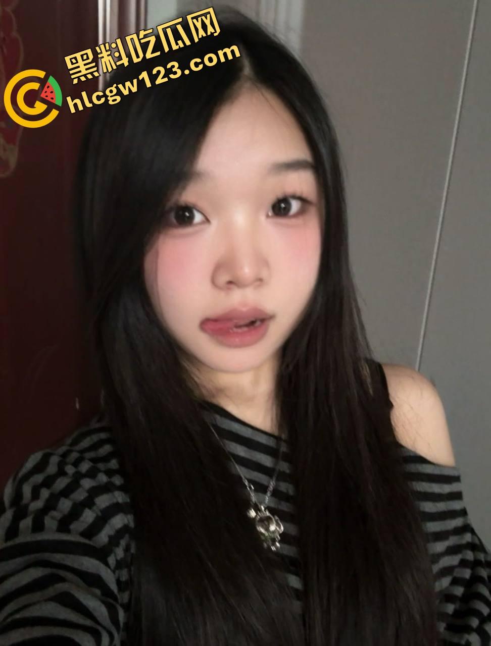 调教淮安人妻骚母狗【赵婷婷】舔脚舔到呻吟，配合度高得像天生淫奴，无套抽插口爆收尾，全程淫得没边！-1