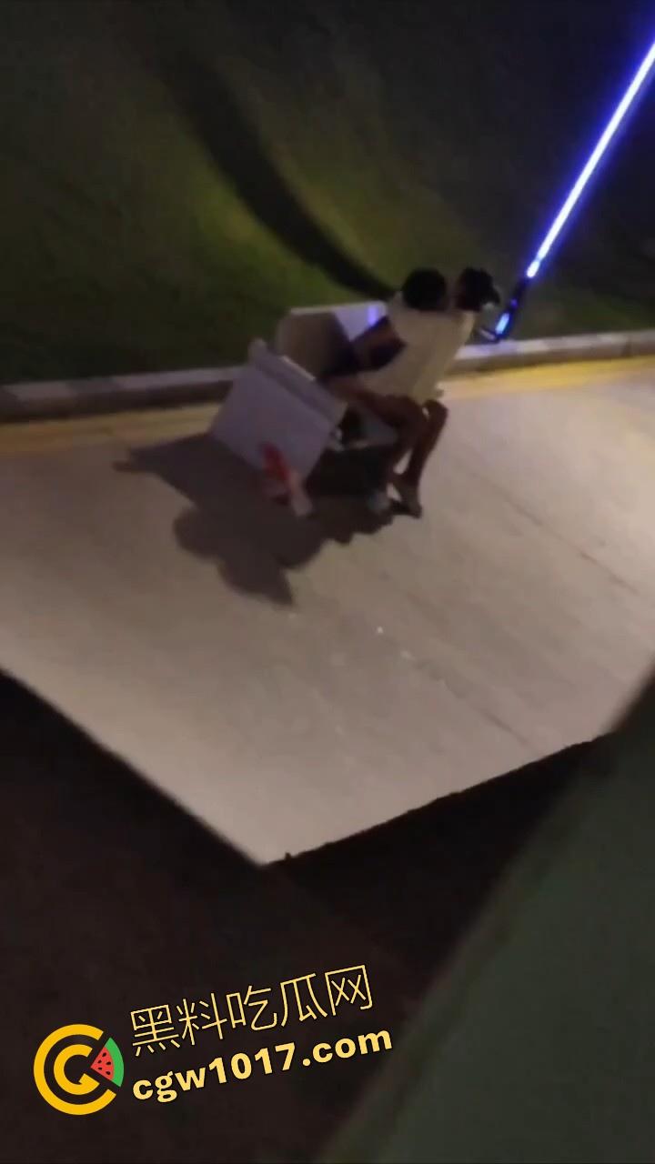 书扔到了地上,奶子握在了手里,从白天到黑夜,从4号楼到教学楼,广东海洋学院色情男女随机户外调教!-2