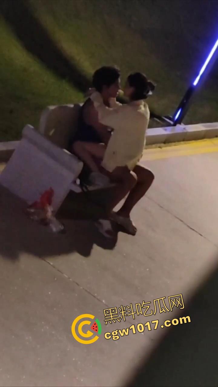 书扔到了地上,奶子握在了手里,从白天到黑夜,从4号楼到教学楼,广东海洋学院色情男女随机户外调教!-3