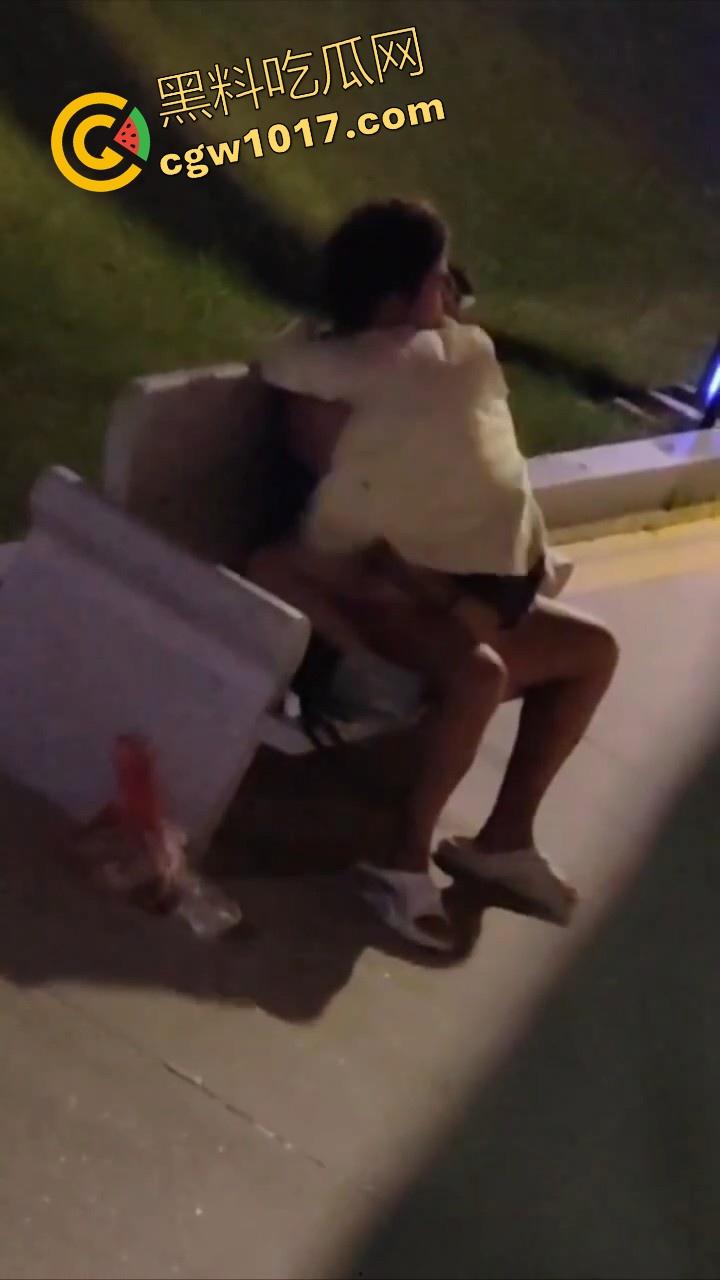 书扔到了地上,奶子握在了手里,从白天到黑夜,从4号楼到教学楼,广东海洋学院色情男女随机户外调教!-4