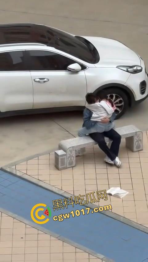 书扔到了地上,奶子握在了手里,从白天到黑夜,从4号楼到教学楼,广东海洋学院色情男女随机户外调教!-7