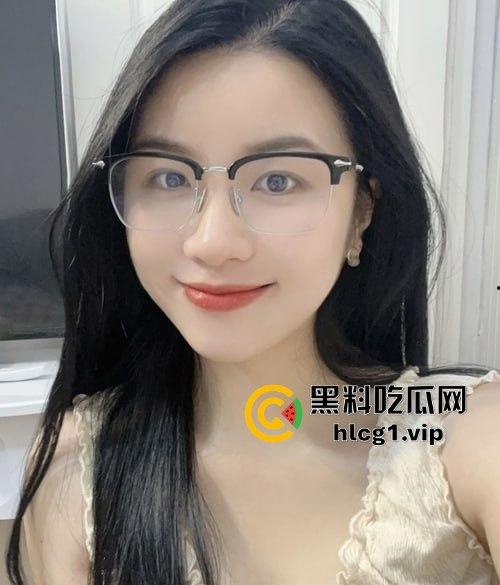 绿帽圈新晋推特大神出手!眼镜骚妻红丝勾魂,大佬后入爆插,娇喘声声透屏撩人!-1