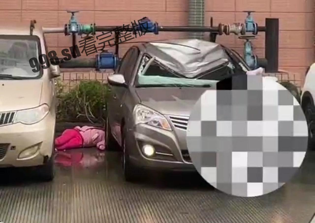广东惠州 令人抑郁，妈妈抱着孩子一起跳楼，车上大人地上孩子，残忍了！-2