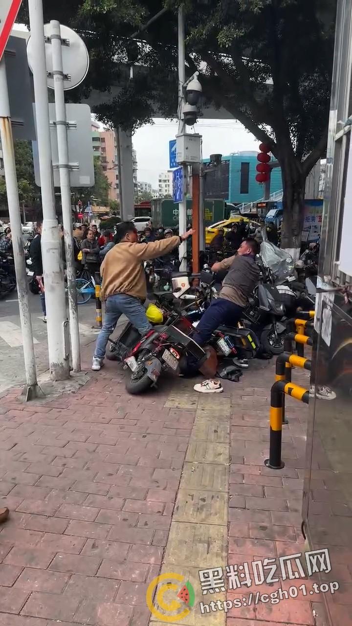 广州西村地铁站门口 男子疑似感情问题提刀狂砍另一人 男子被砍得满脸是血也不离开 真男人就是干-3