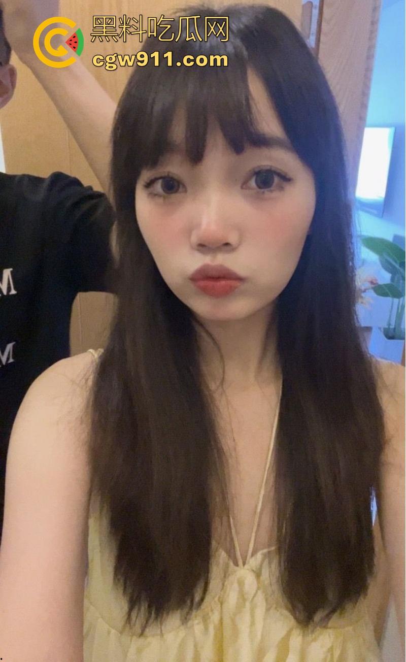 成都清纯可爱小妹【郑文怡】跟男友性爱视频泄漏，跪地口交小手狂撸大屌，绽放反差婊本性！-1