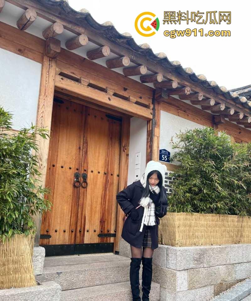 成都清纯可爱小妹【郑文怡】跟男友性爱视频泄漏，跪地口交小手狂撸大屌，绽放反差婊本性！-4