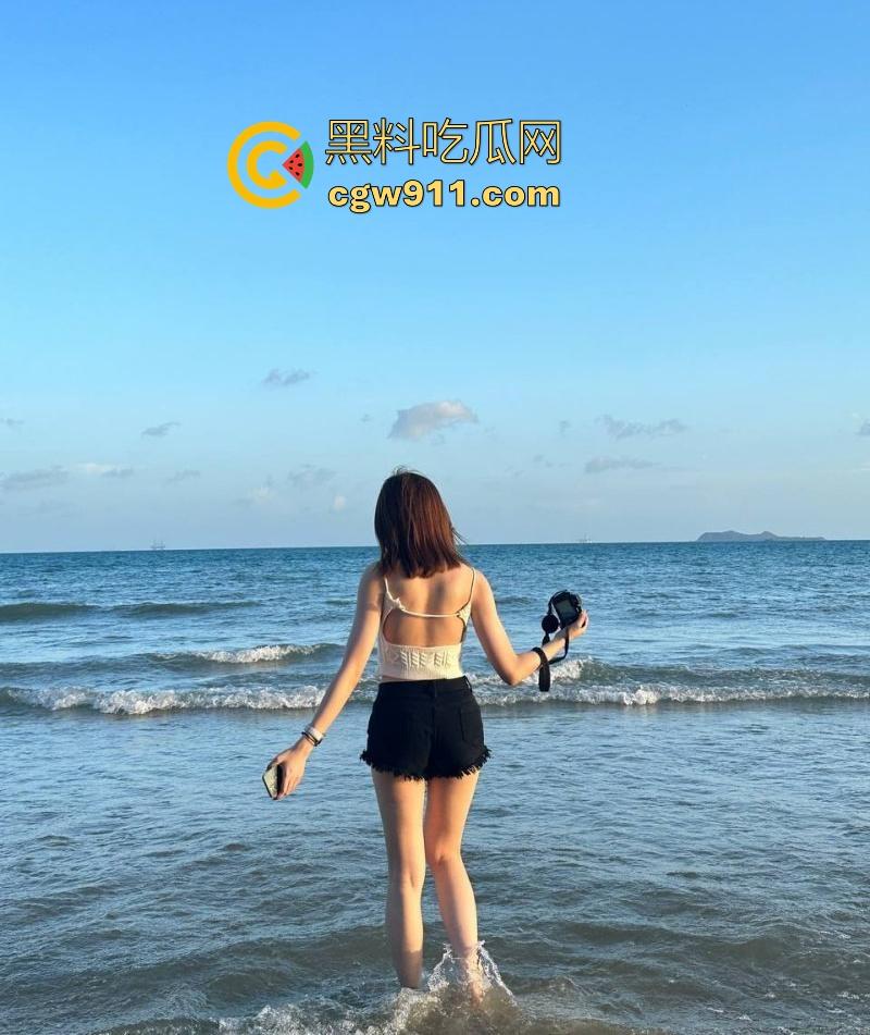 成都清纯可爱小妹【郑文怡】跟男友性爱视频泄漏，跪地口交小手狂撸大屌，绽放反差婊本性！-5